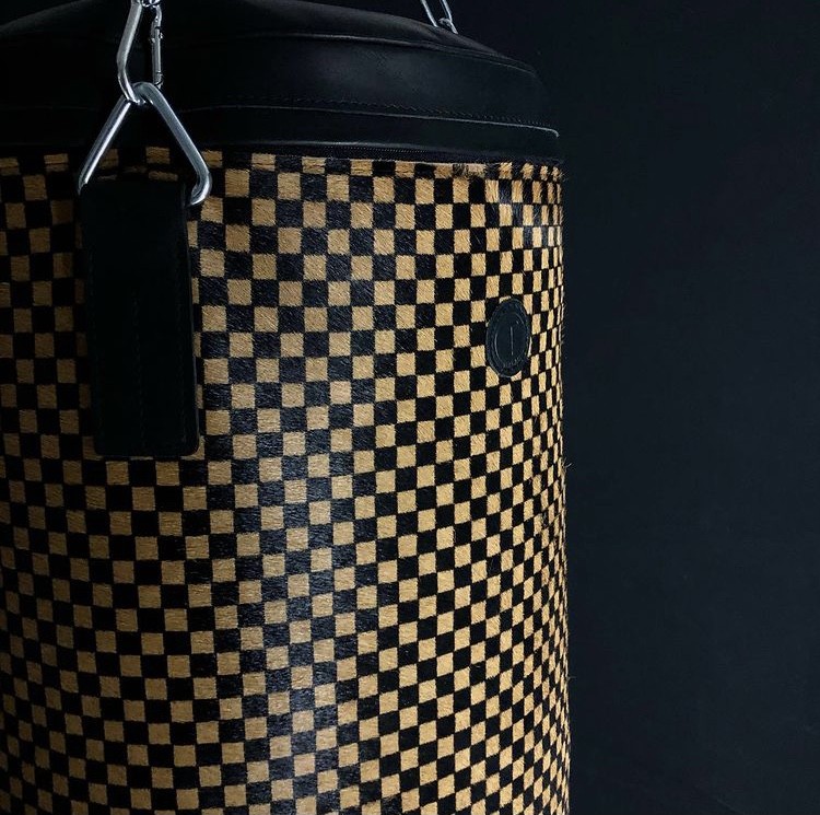 Boxe : 138 000€ le sac de frappe Louis Vuitton dessiné par Karl Lagerfeld